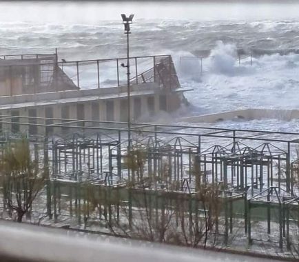 Il gabbione dei Bagni Pancaldi a Livorno crollato con la mareggiata